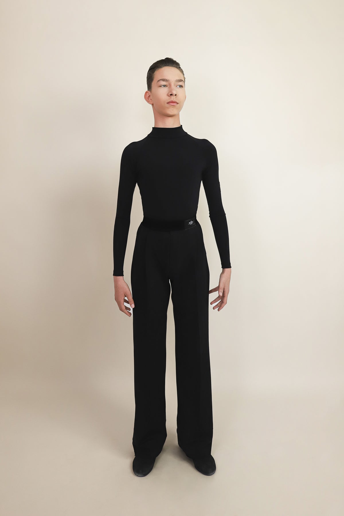 Descopera costume de dans sportiv / tinute de dans sportiv / rochii de competitie / standard / latino / tinute de antrenament / cumpara acum /