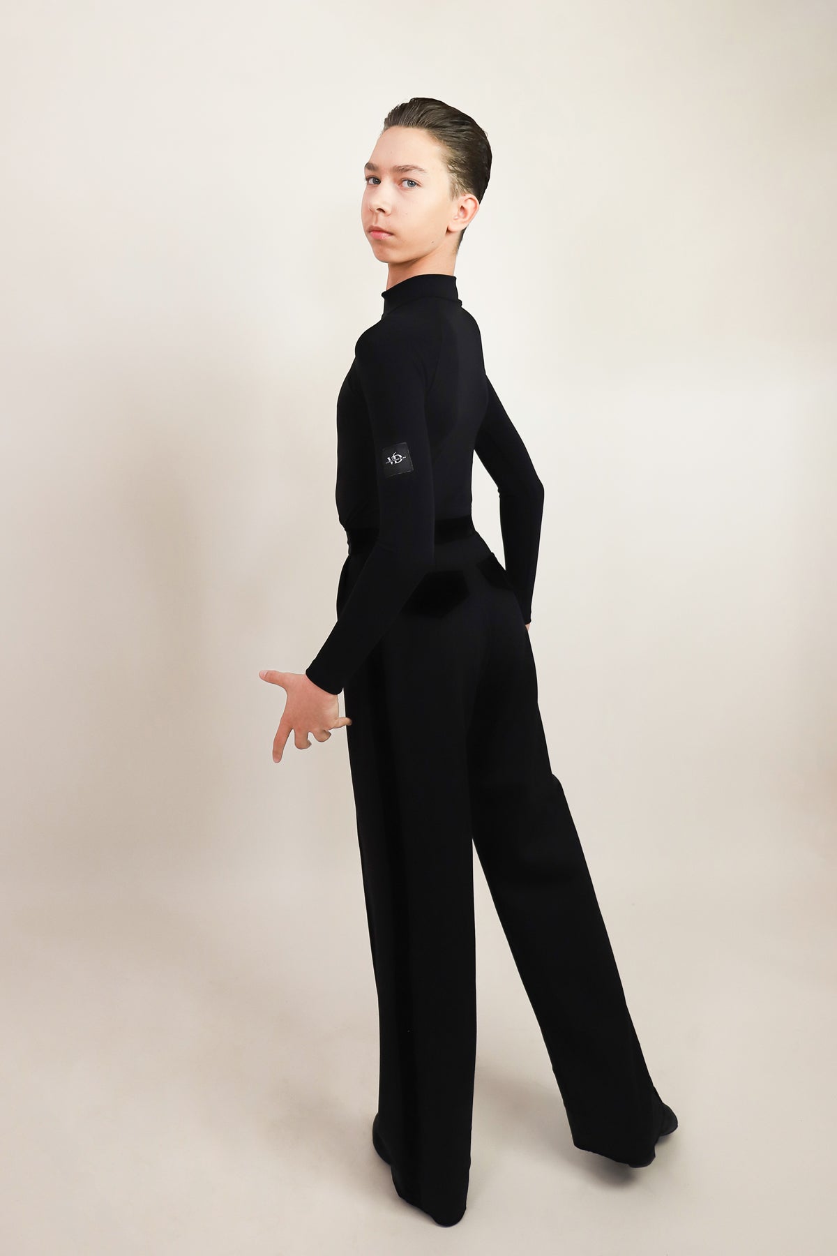 Descopera costume de dans sportiv / tinute de dans sportiv / rochii de competitie / standard / latino / tinute de antrenament / cumpara acum /