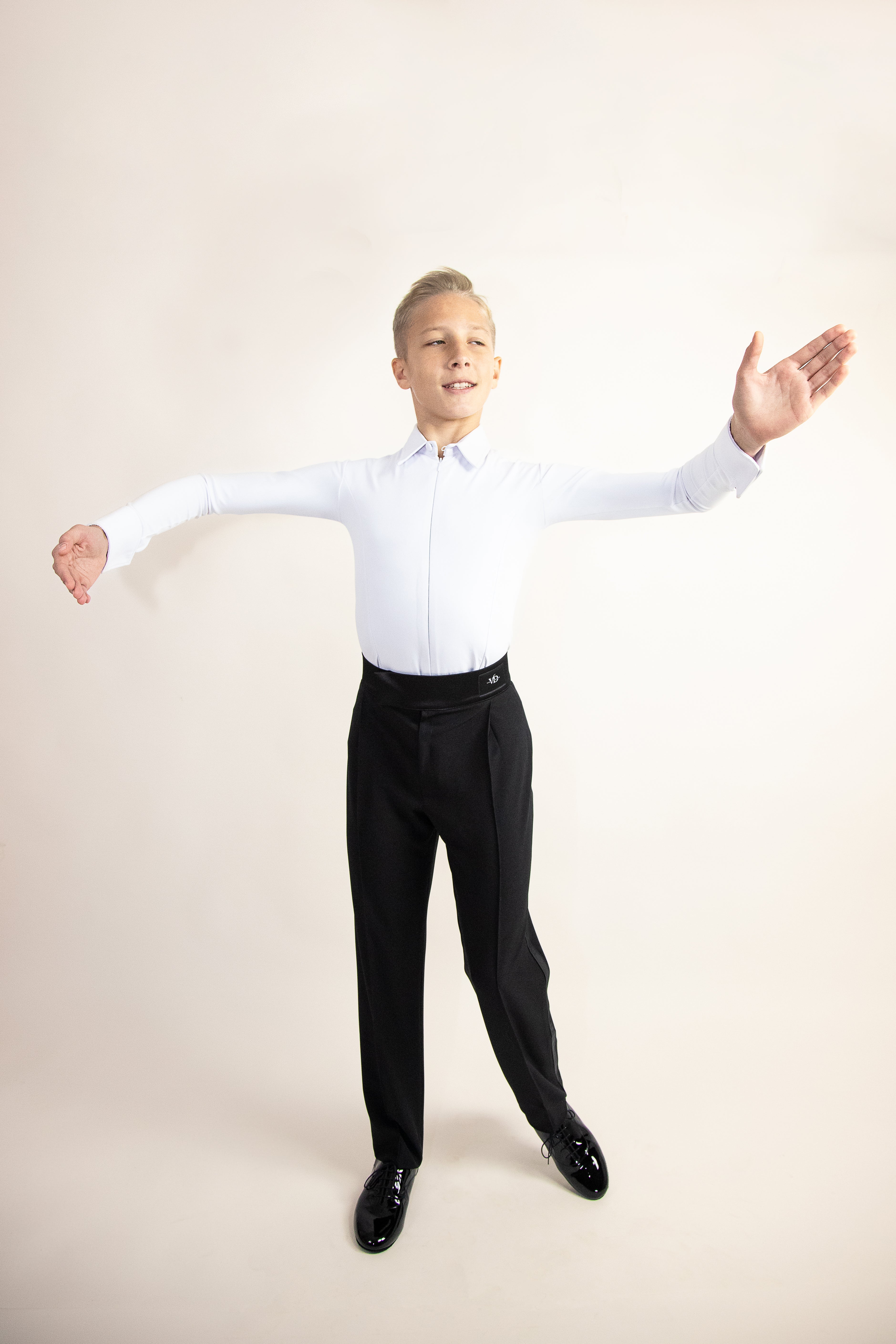 Descopera costume de dans sportiv / tinute de dans sportiv / rochii de competitie / standard / latino / tinute de antrenament / camasi de dans de baieti /