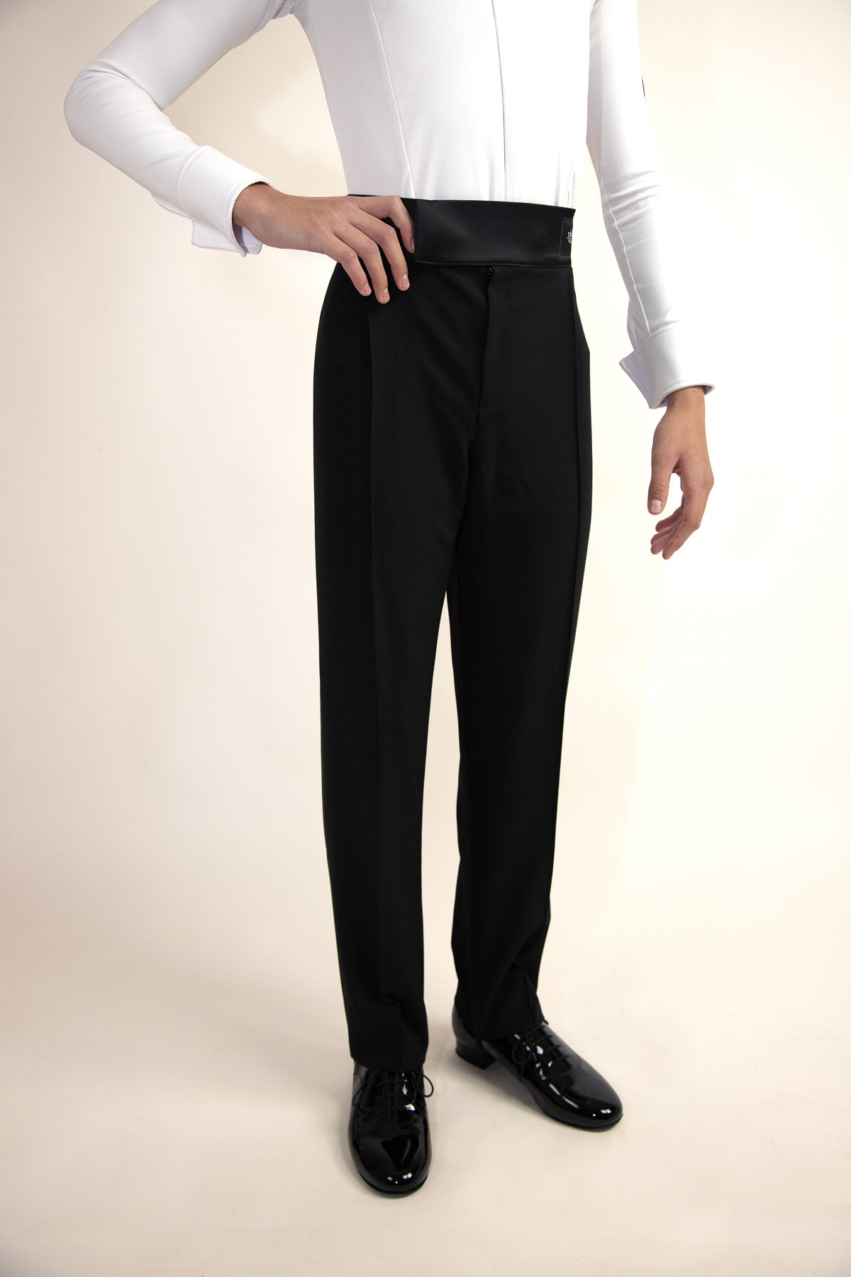 Descopera costume de dans sportiv / tinute de dans sportiv / rochii de competitie / standard / latino / tinute de antrenament / cumpara acum /