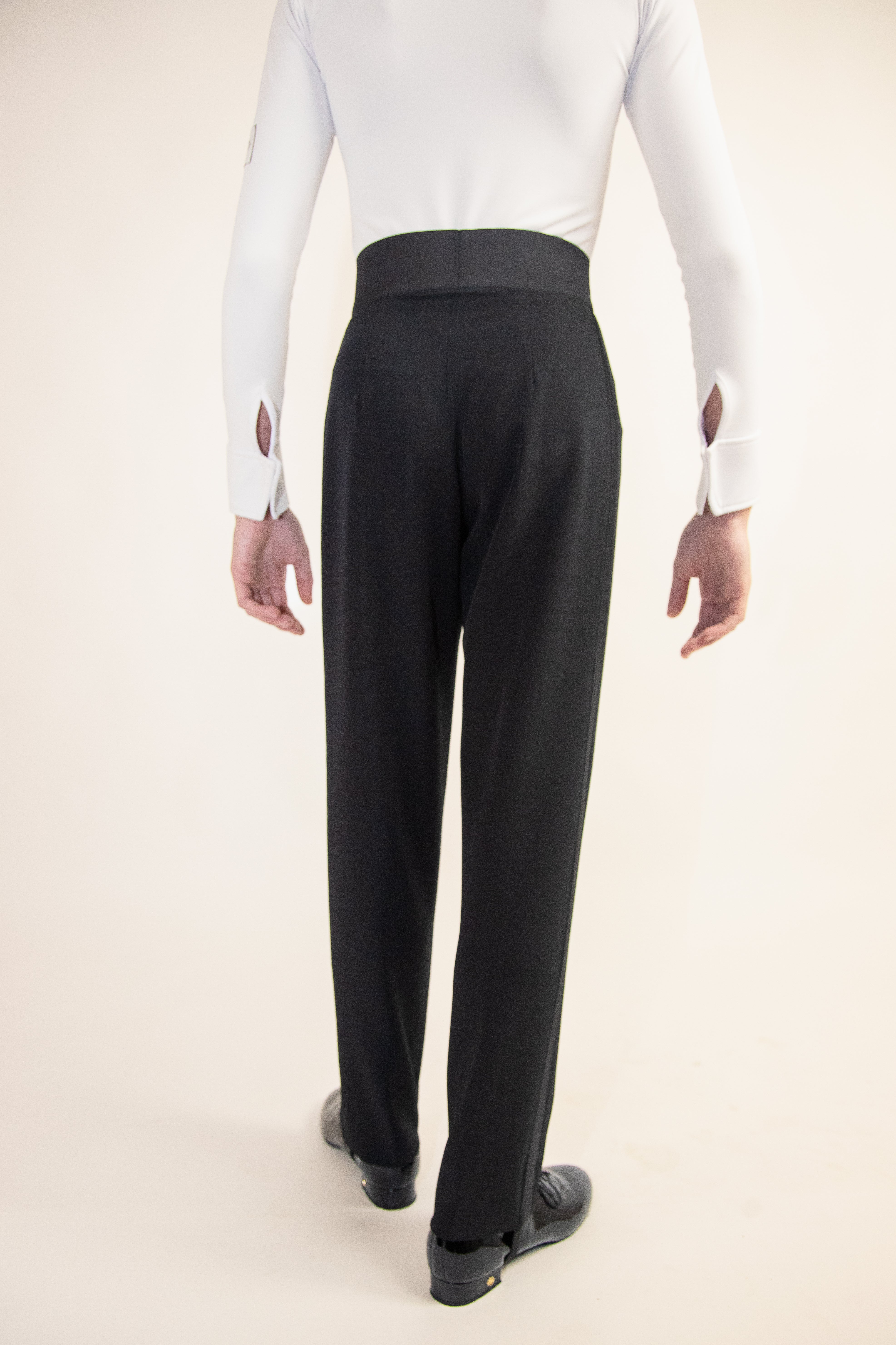 Descopera costume de dans sportiv / tinute de dans sportiv / rochii de competitie / standard / latino / tinute de antrenament / camasi de dans de baieti /