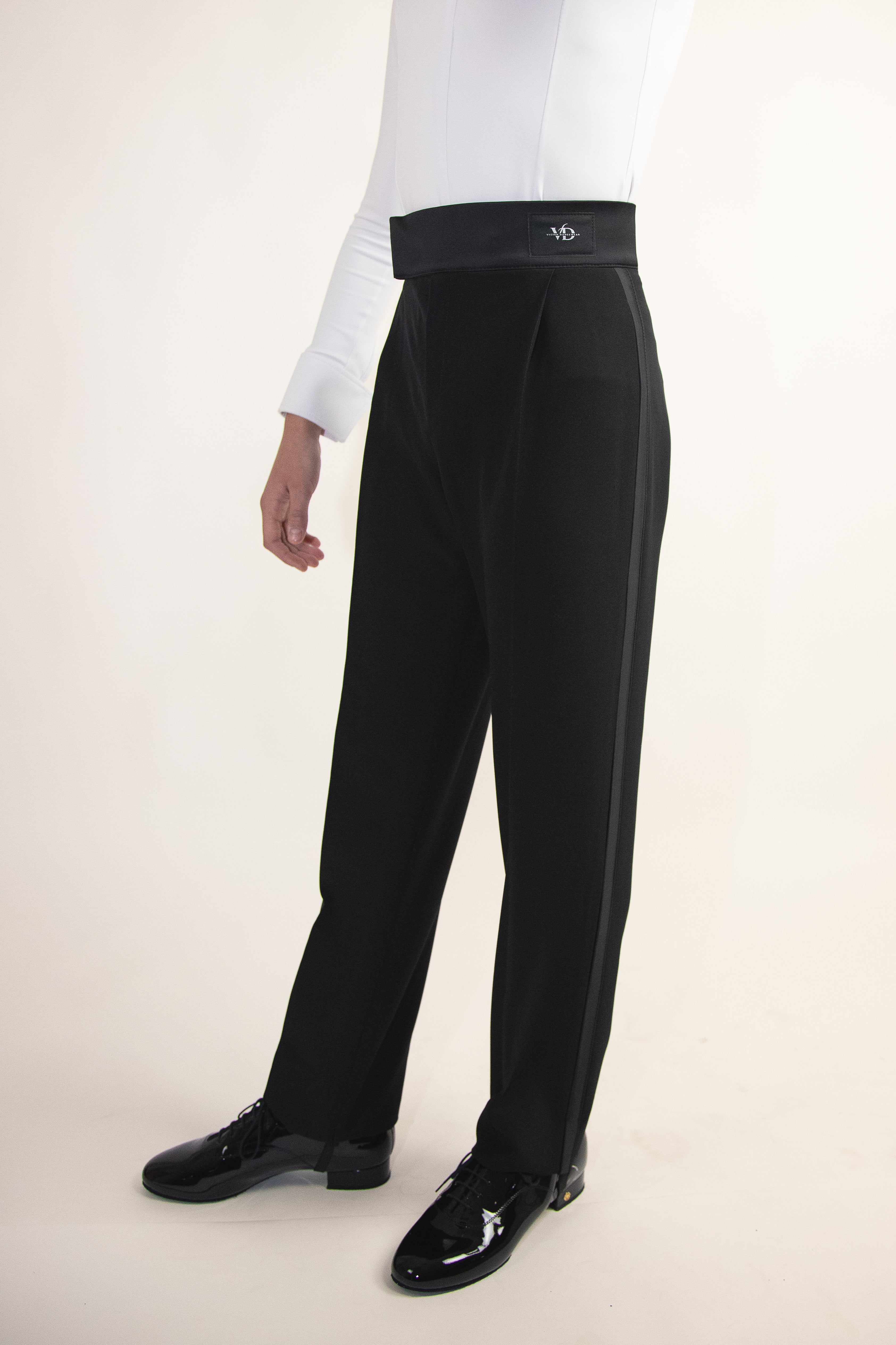 Descopera costume de dans sportiv / tinute de dans sportiv / rochii de competitie / standard / latino / tinute de antrenament / cumpara acum /