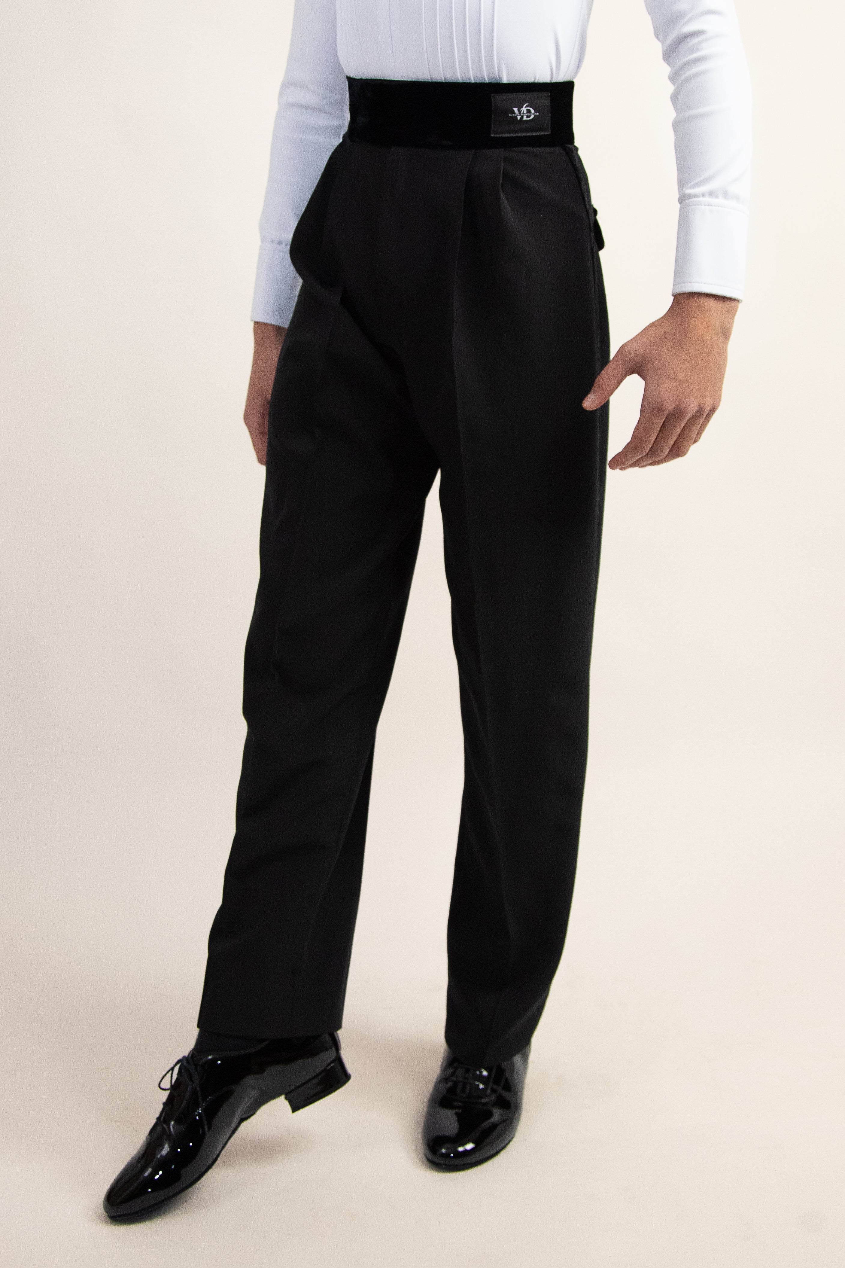 Descopera costume de dans sportiv / tinute de dans sportiv / rochii de competitie / standard / latino / tinute de antrenament / camasi de dans de baieti / pantaloni de dans sportiv