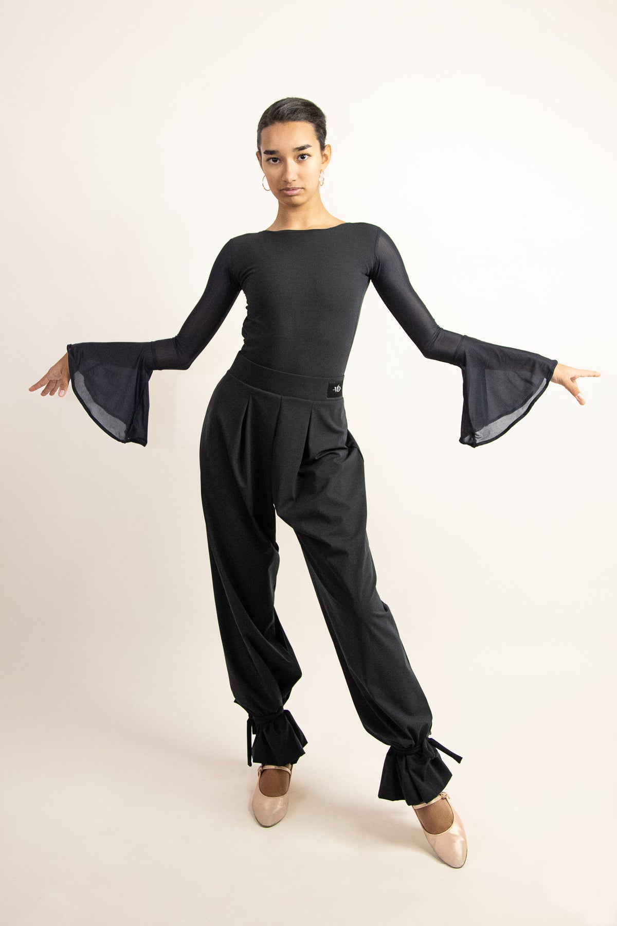 Descopera costume de dans sportiv / tinute de dans sportiv / rochii de competitie / standard / latino / tinute de antrenament / camasi de dans de baieti / pantaloni de dans sportiv