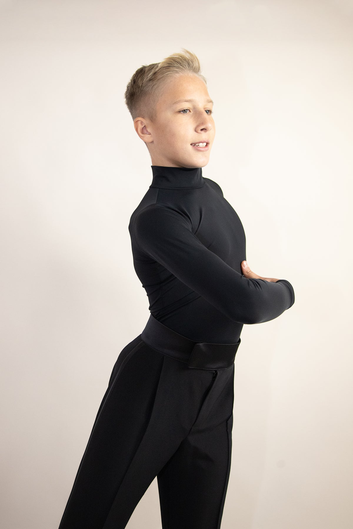Descopera costume de dans sportiv / tinute de dans sportiv / rochii de competitie / standard / latino / tinute de antrenament / camasi de dans de baieti / pantaloni de dans sportiv