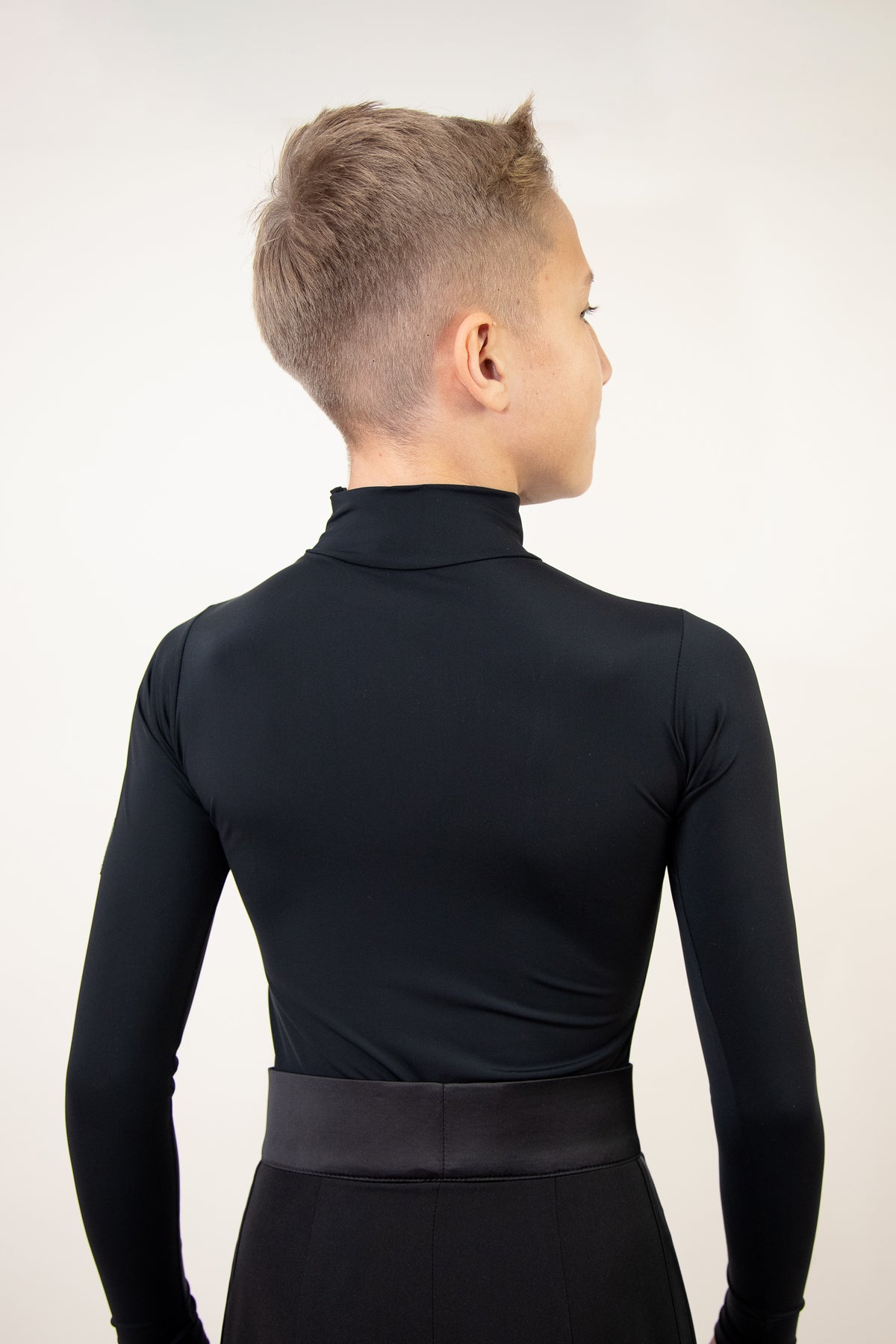 Descopera costume de dans sportiv / tinute de dans sportiv / rochii de competitie / standard / latino / tinute de antrenament / camasi de dans de baieti / pantaloni de dans sportiv