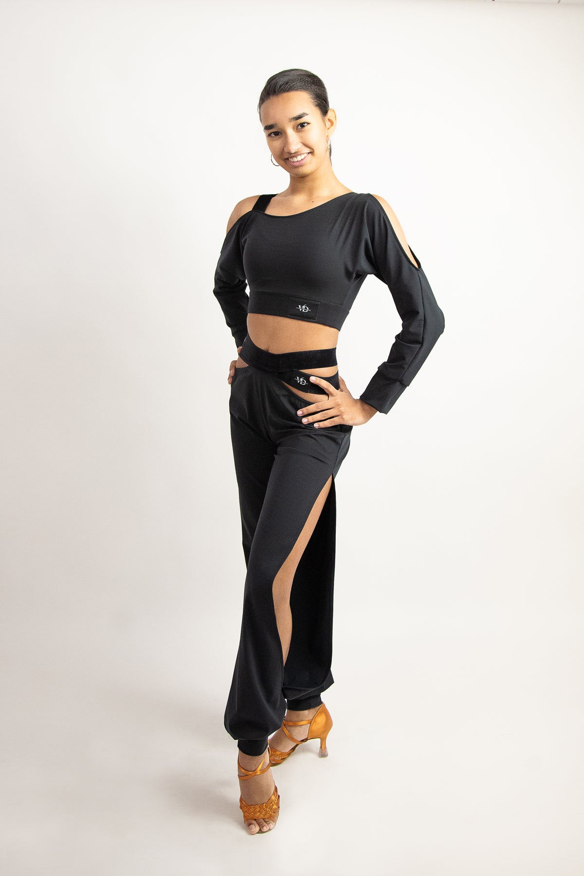 Descopera costume de dans sportiv / tinute de dans sportiv / rochii de competitie / standard / latino / tinute de antrenament / camasi de dans de baieti / pantaloni de dans sportiv