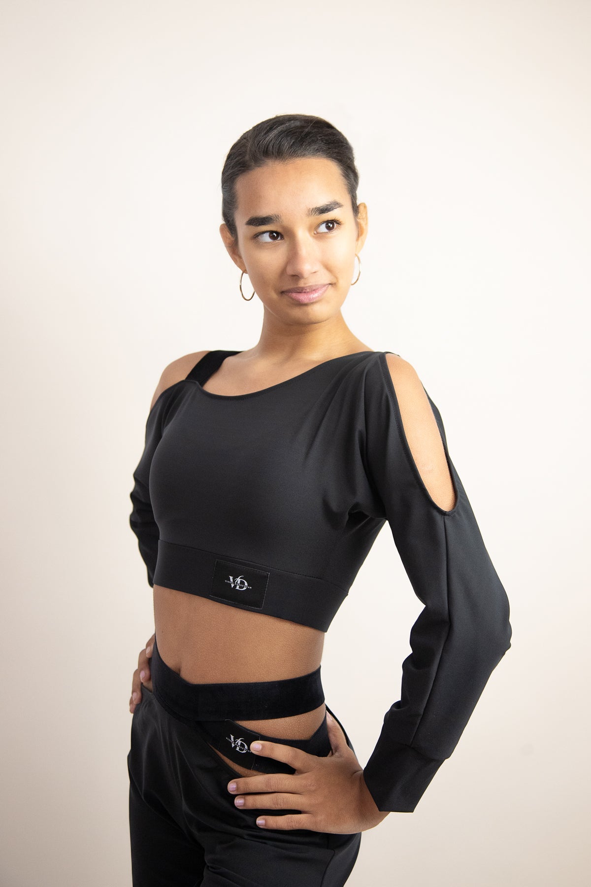 Descopera costume de dans sportiv / tinute de dans sportiv / rochii de competitie / standard / latino / tinute de antrenament / camasi de dans de baieti / pantaloni de dans sportiv